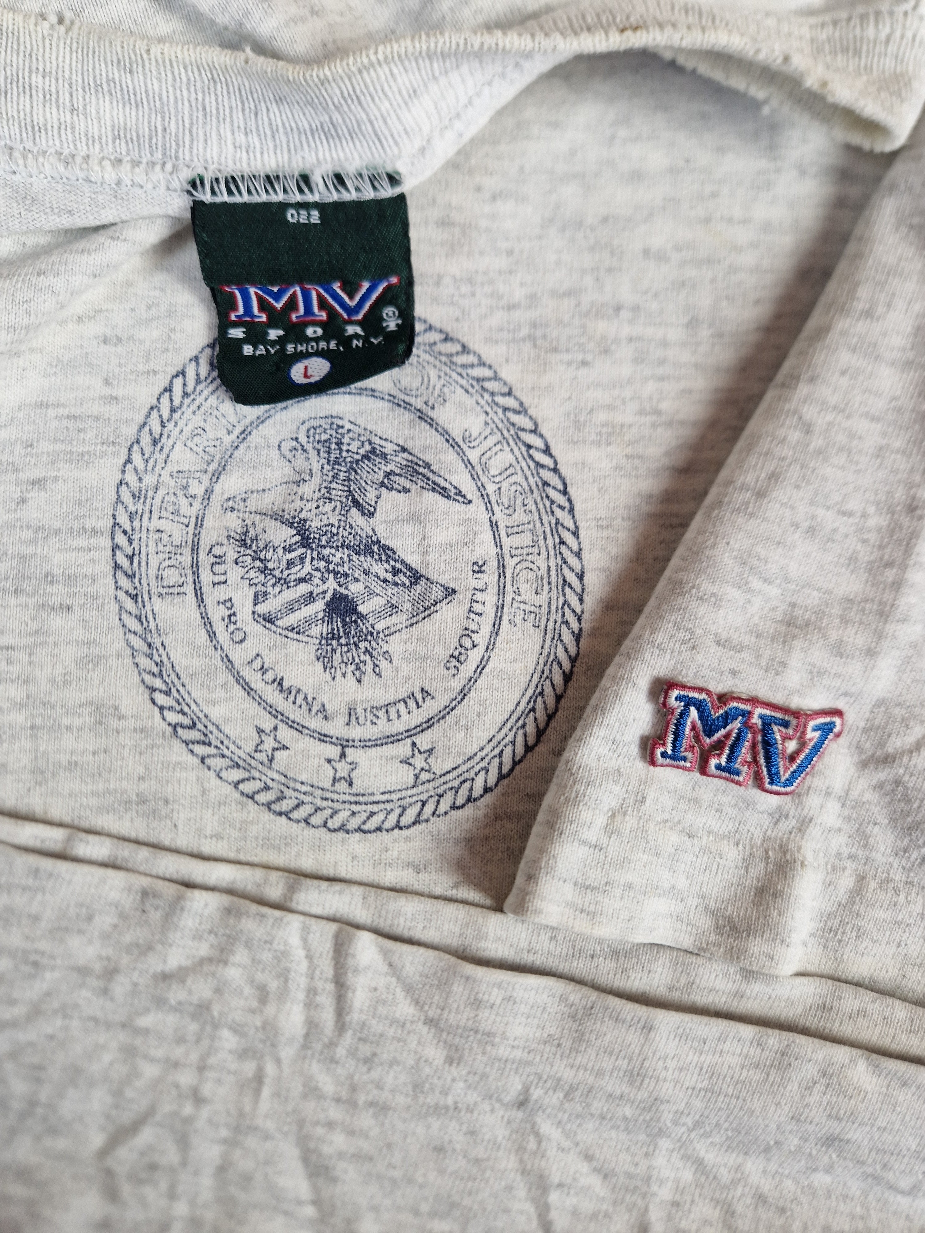 Vintage MV Sport Shirt "Department Of Justice" Trashed Single Stitch Made In USA Grau L - RareRags