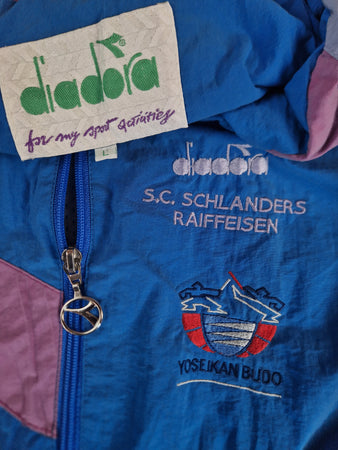 Vintage Diadora Sportjacke Nylon "S.C. Schlanders Raiffeisen Yoseikan Budo" Blau Lila L