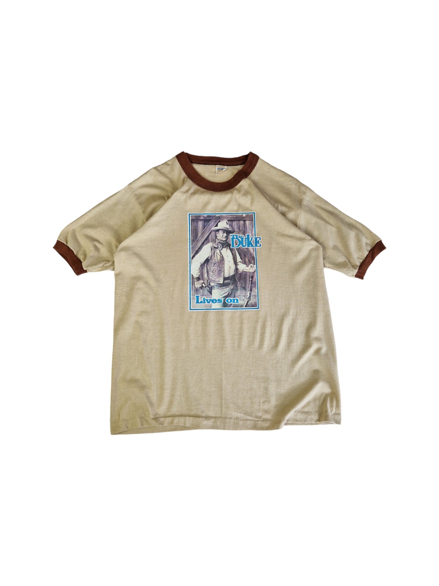 Rare! Vintage Sportswear Ringer Shirt John Wayne: The Duke Lives on - A Tribute (1980) Single Stitch Beige / Hellbraun L - RareRags