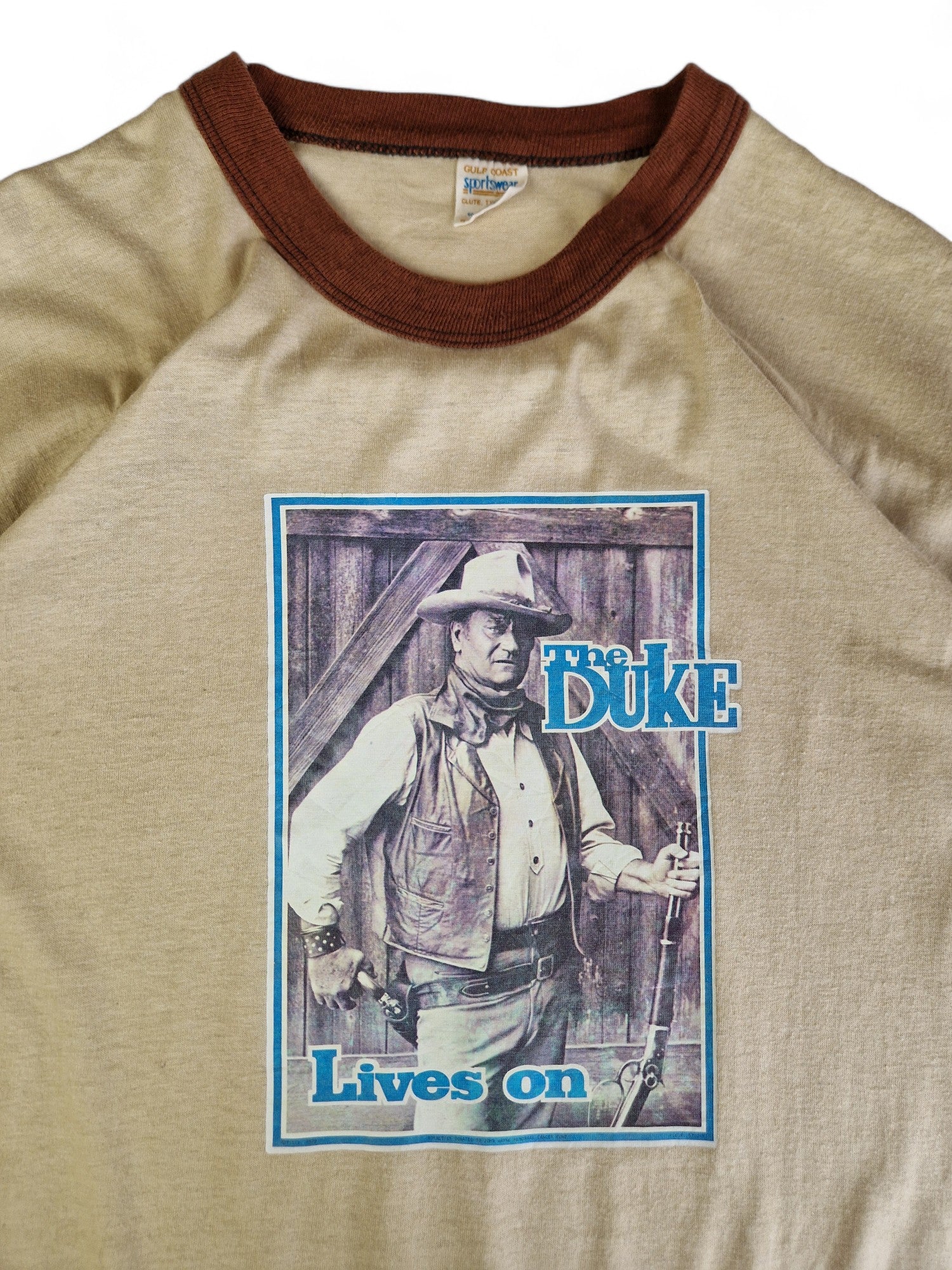 Rare! Vintage Sportswear Ringer Shirt John Wayne: The Duke Lives on - A Tribute (1980) Single Stitch Beige / Hellbraun L - RareRags