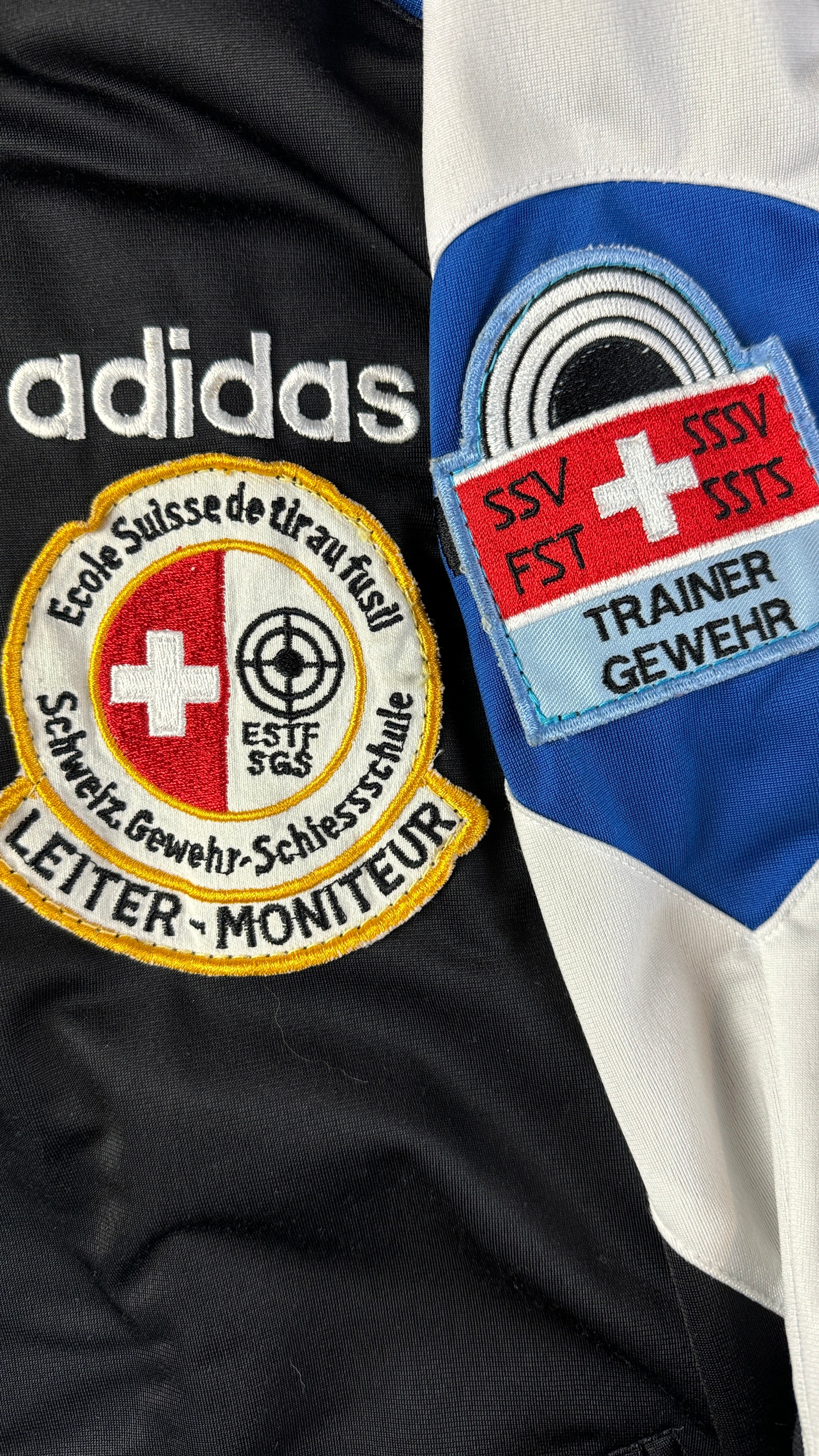 Vintage Adidas Sportjacke 90s "Sitor" "Schweiz Gewehr Schiessschule - Leiter Moniteur"-Patch Schwarz Blau D7 L