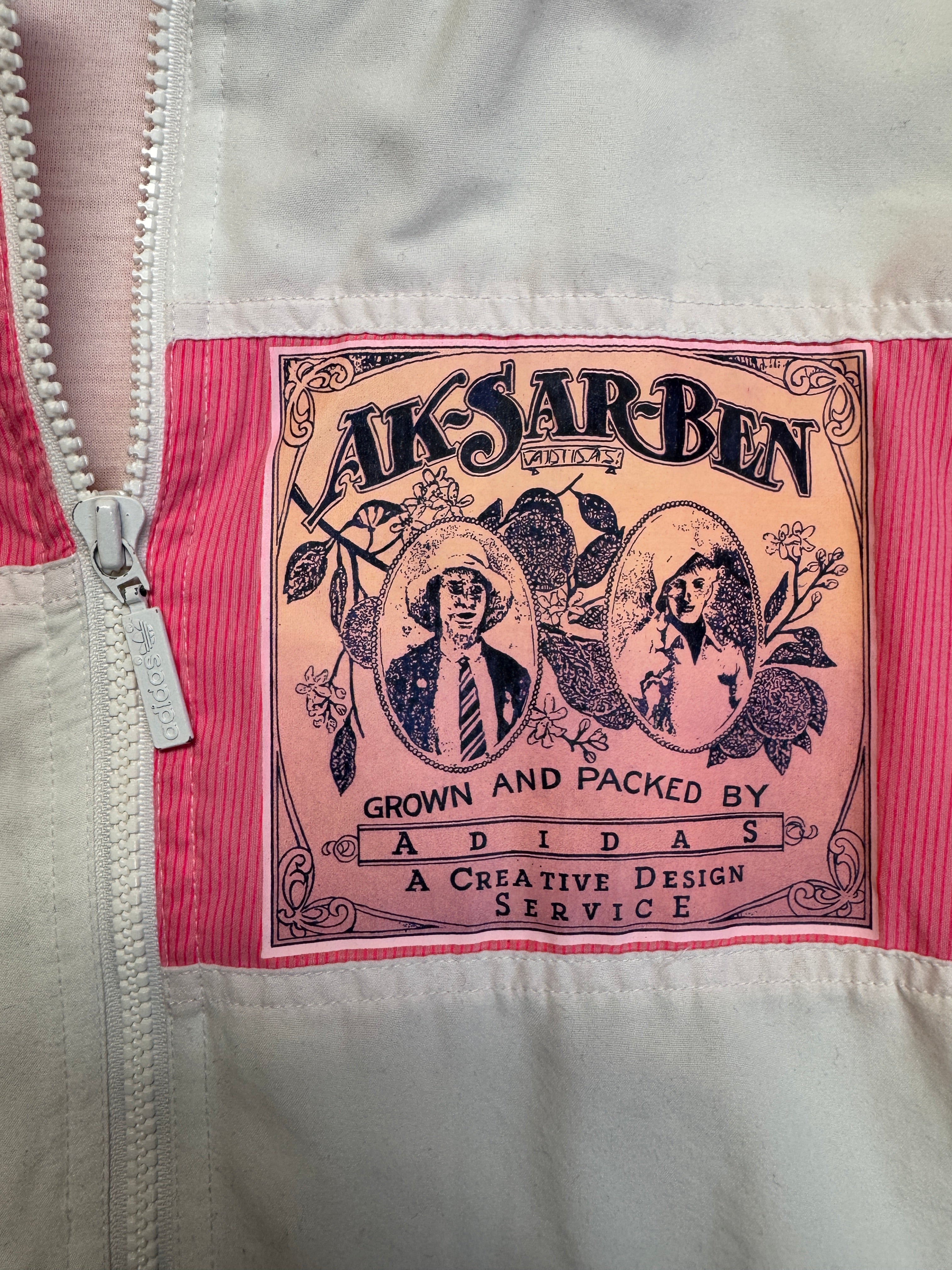 90s Adidas Damen Jacke Active Concept "Ak-Sar-Ben, Golden Surprise – Labels of Every Description“ Weiß Rosa D38 S