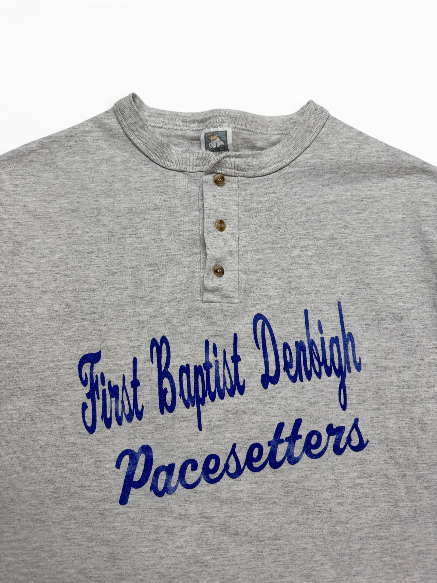 90s Anvil Shirt First Baptist Denbigh Pacesetters Henley Made In USA Single Stitch Grau