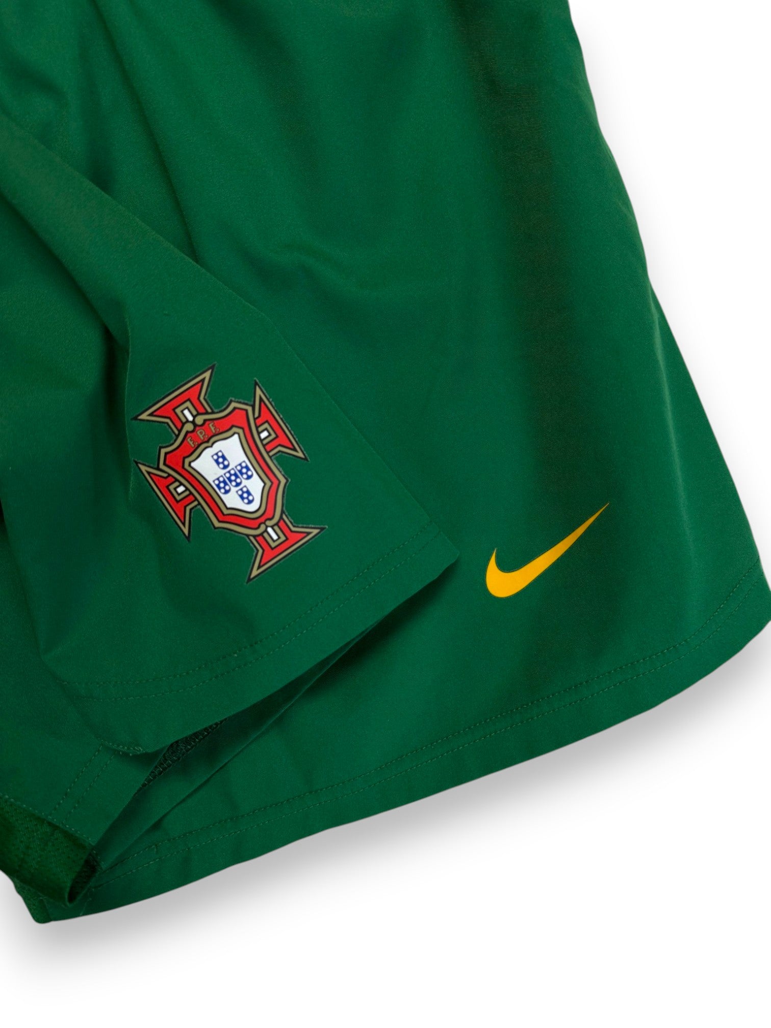 2004 Nike Shorts Portugal Grün