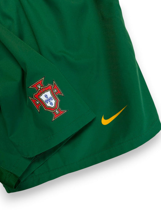 2004 Nike Shorts Portugal Grün