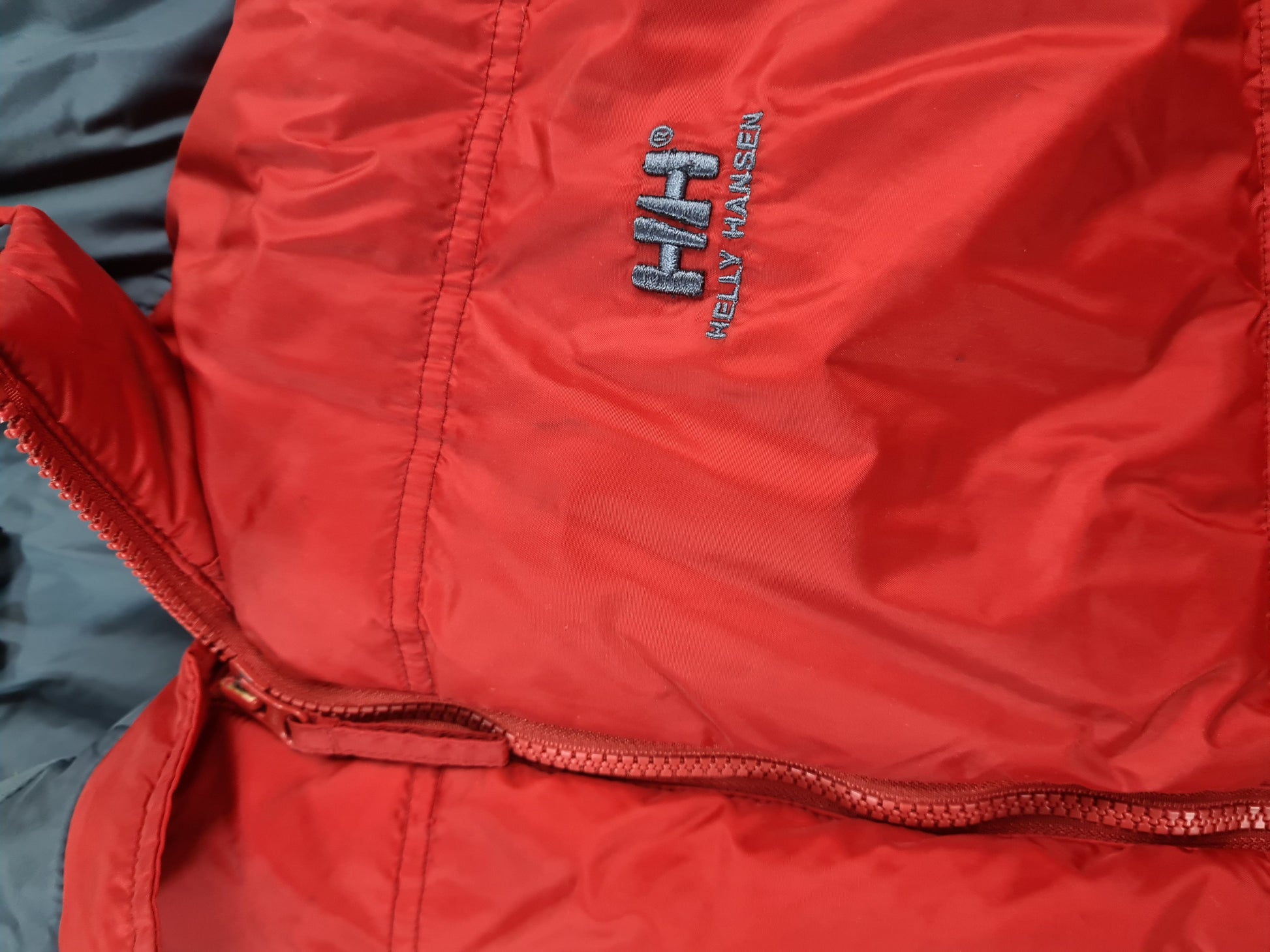Vintage Helly Hansen Daunenjacke Basic Bestickt Rot/Anthrazit XL - RareRags