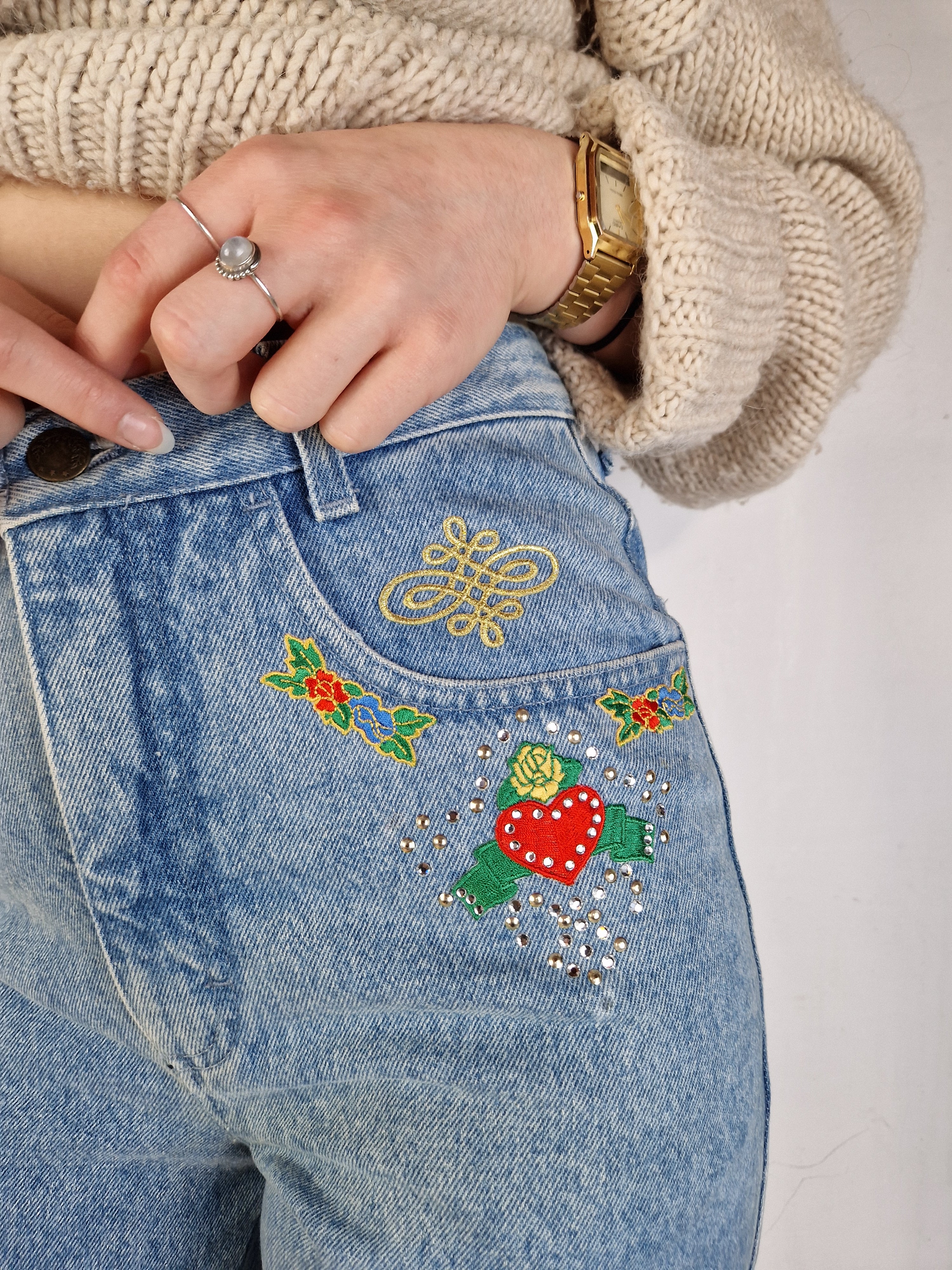 Vintage Designer Mom Jeans Bestickt High Waist Light Washed Denim Deadstock 36 - RareRags