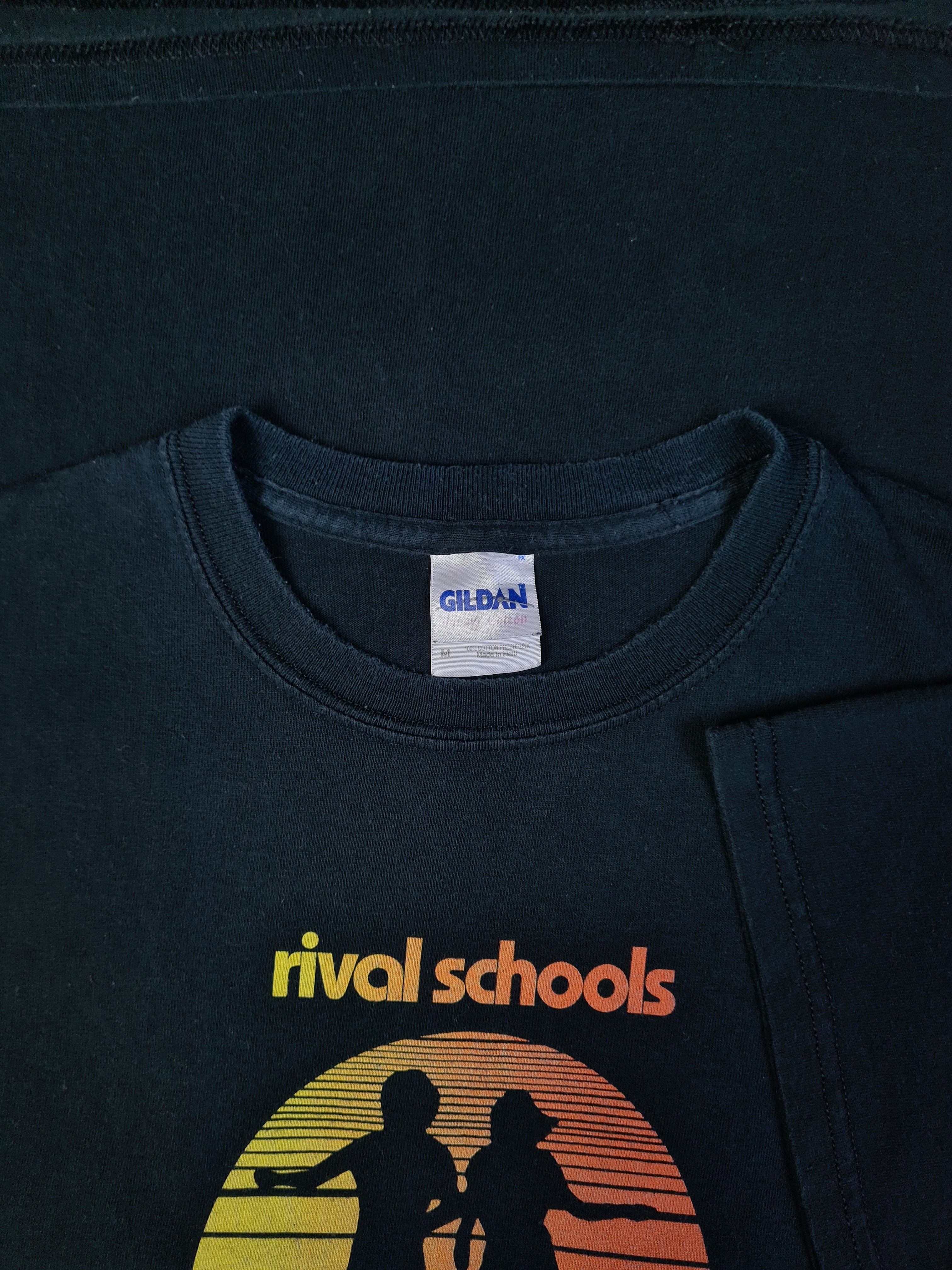 Modernes Gildan Shirt Rival Schools Logo Bedruckt Schwarz M - RareRags