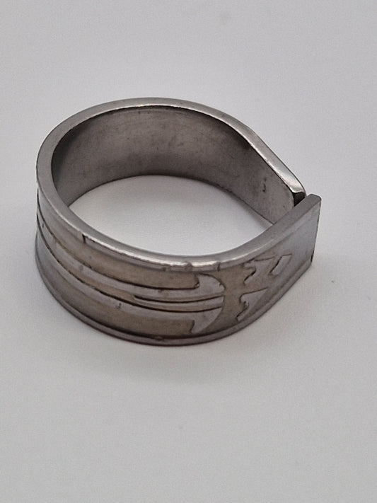 Upcycling Besteckschmuck Ring Arrow Muster Silber Optik