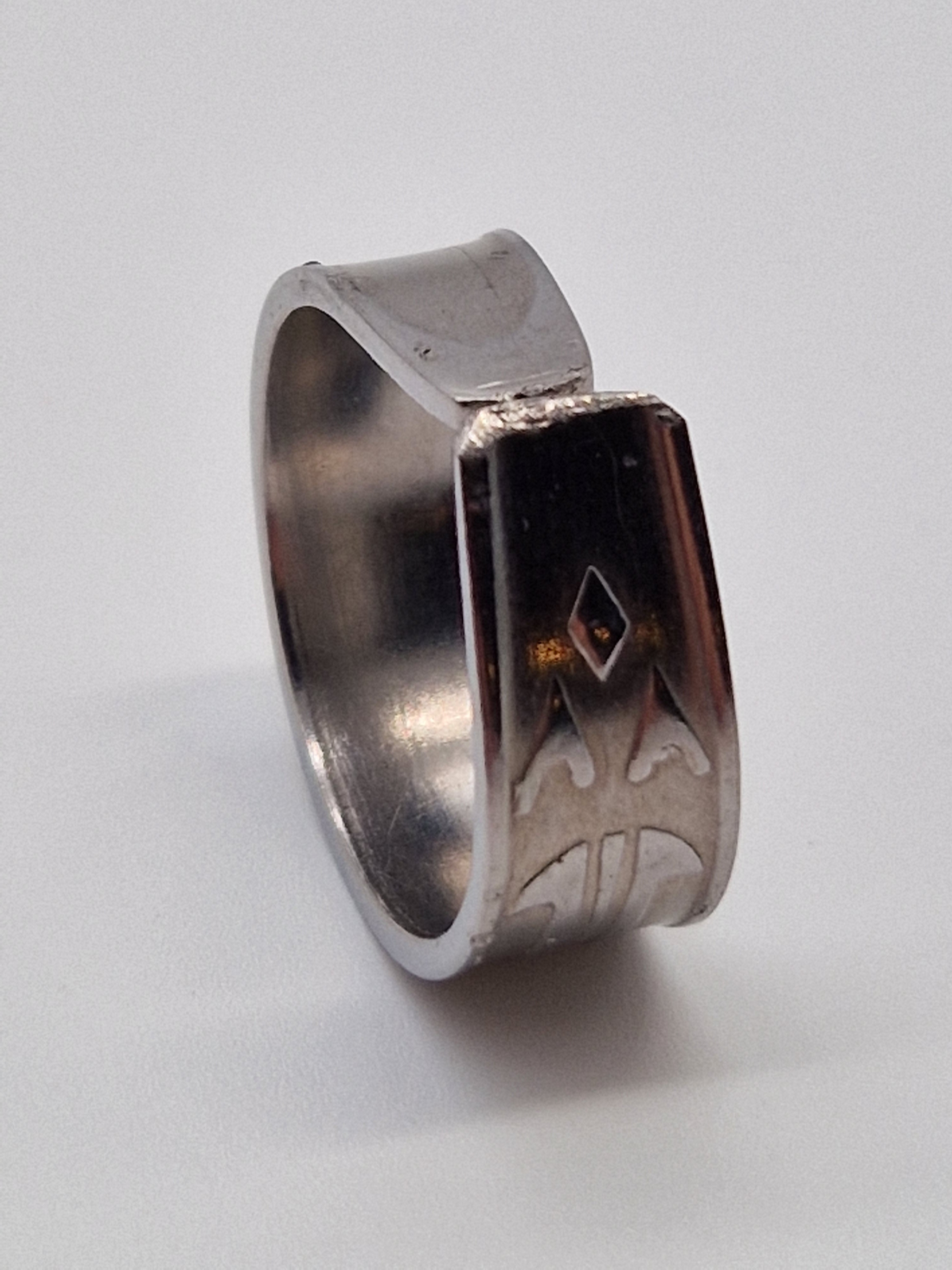 Upcycling Besteckschmuck Ring Arrow Muster Silber Optik